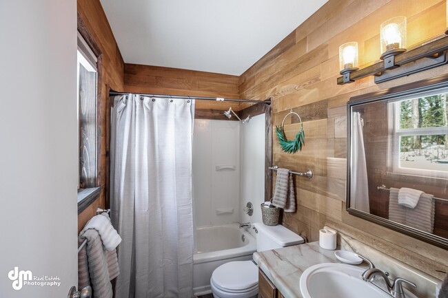 Master bathroom - 1431 E Holland Ave