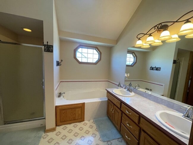 Building Photo - Home For Rent Bellevue.