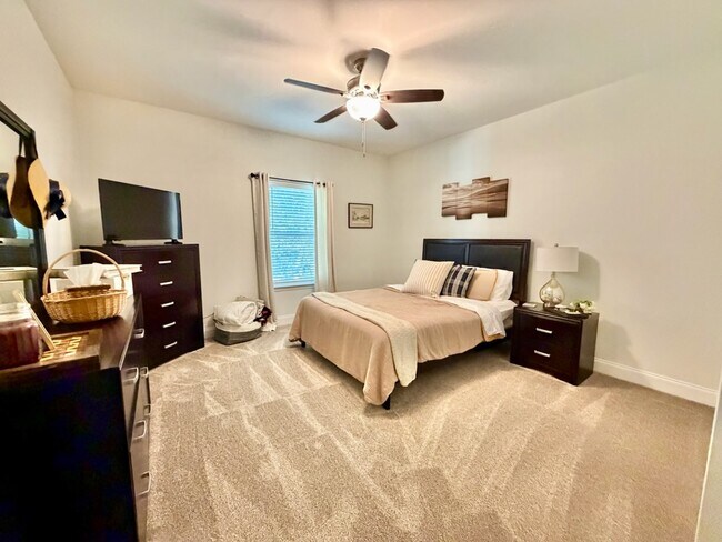 Building Photo - 411B Redwood Ave