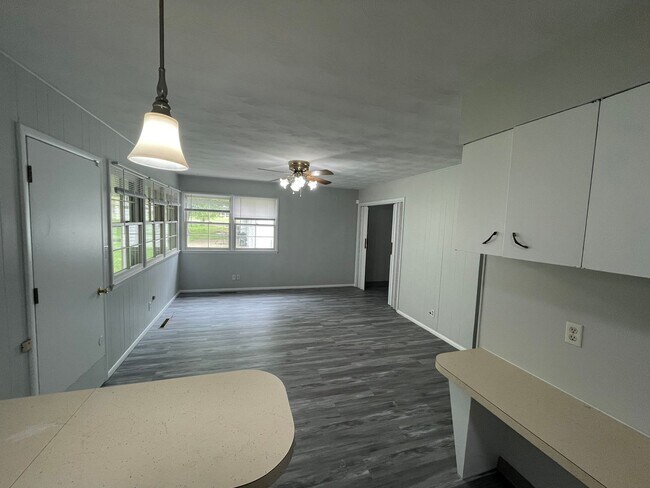 Building Photo - Beautiful 3 bedroom 1.5 bath waiting for you to call home .