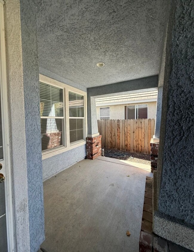 Building Photo - Adorable 3 bedroom 2 bath home