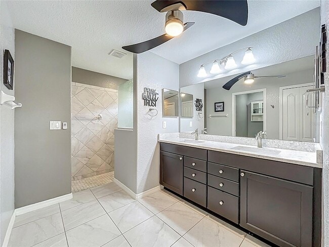 Building Photo - 27327 Roanoke Dr