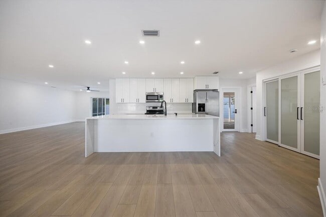 Building Photo - 328 Monet Dr