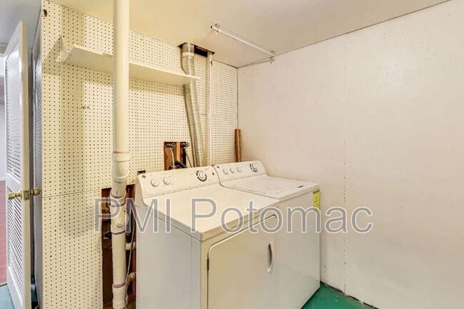 Building Photo - 8417 Meadow Green Way