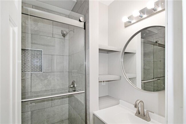 Building Photo - 204 Ivy Green Ln SE