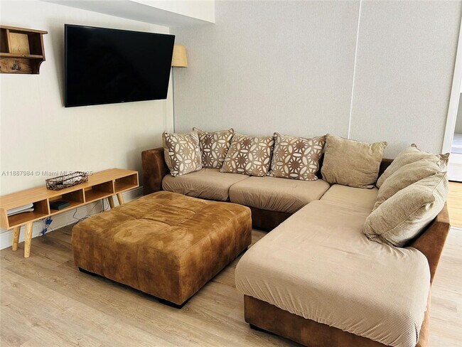 Building Photo - 17021 N Bay Rd