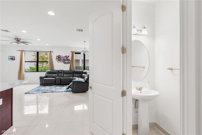 Building Photo - 3 br, 2.5 bath Townhome - 10015 Akenside Dr