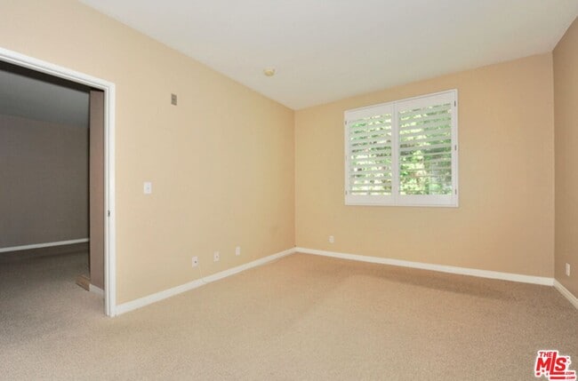 Building Photo - 2222 Beachwood Dr