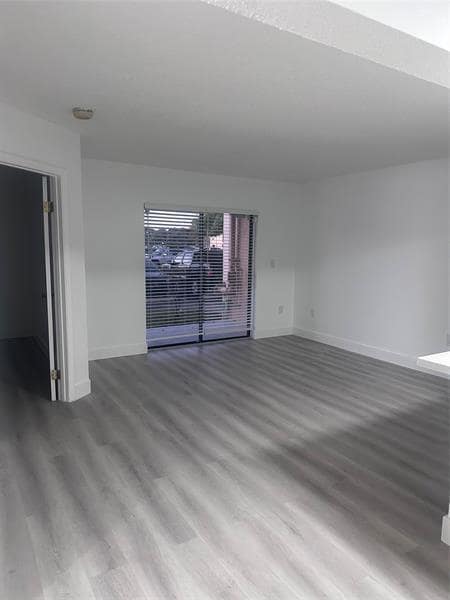 Building Photo - 450 Palm Cir W