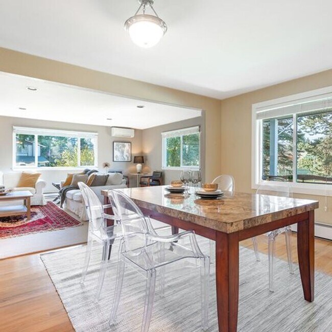 Building Photo - Charming Rambler in North Seattle!