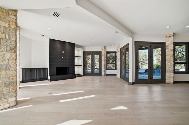 Building Photo - 2700 Marina Shores Dr