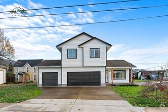 Building Photo - 3 bedroom 2.5 bathroom Home located in the...