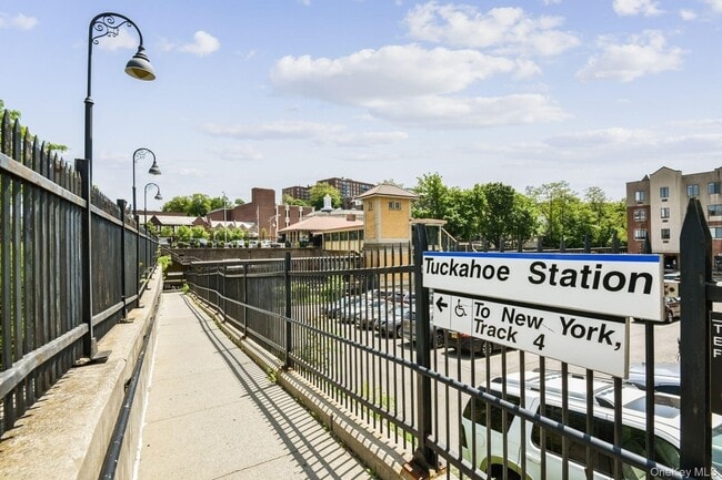 Building Photo - 1 Scarsdale Rd