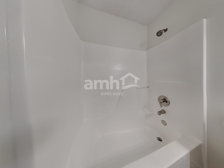 Building Photo - 2605 Hunters Pointe Dr