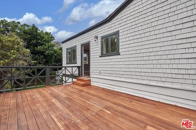 Building Photo - 515 S Van Ness Ave