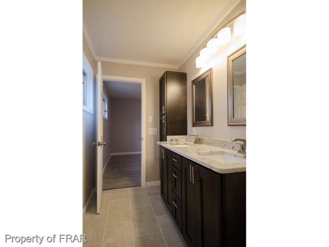 Building Photo - 1710 Chateau Cir