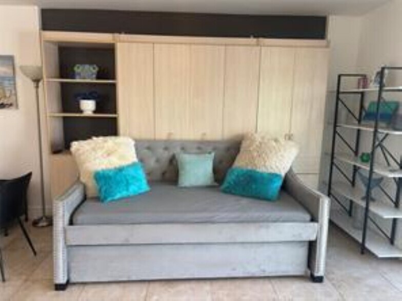 Building Photo - 2900 NE 30th St