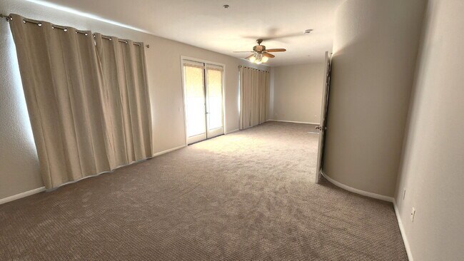 Building Photo - Gorgeous home on the Golf Course in a gated community.