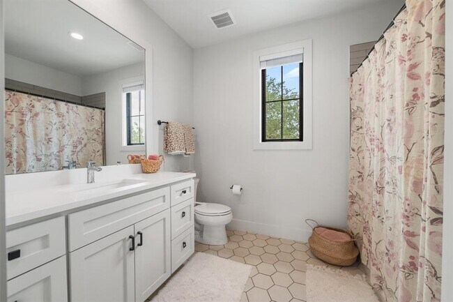 Building Photo - 703 Serene Estates Dr
