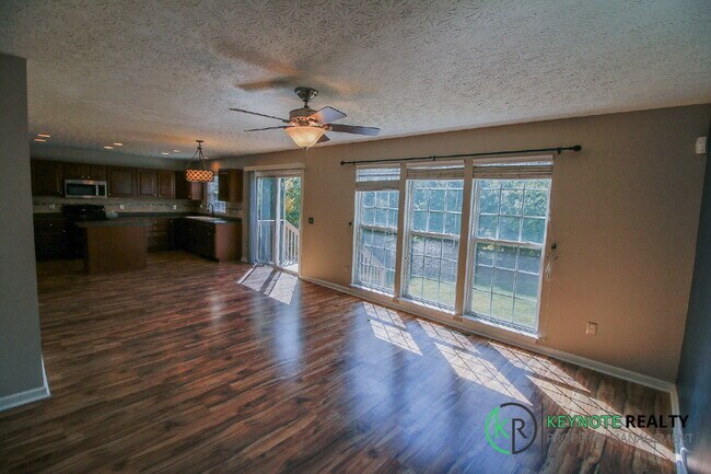 Building Photo - Gorgeous 3 Bedroom, 3 Bathroom Home Availa...