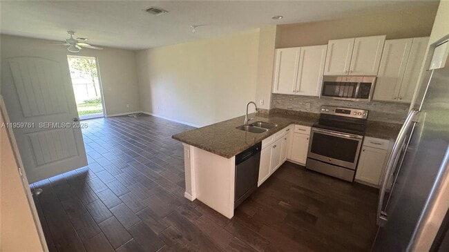 Building Photo - 1121 Vermilion Dr