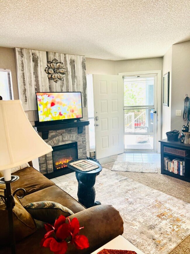 Building Photo - 2600 S White Mountain Rd