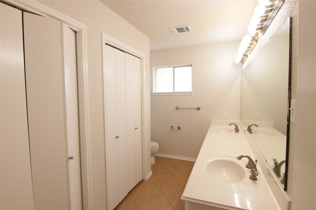 Building Photo - 15127 Grove Gardens Dr