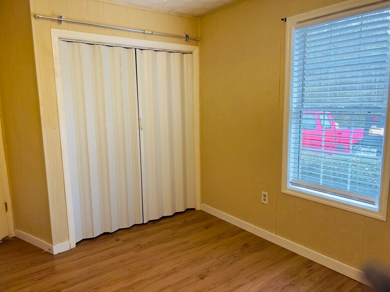 Building Photo - 107 Timberlane St