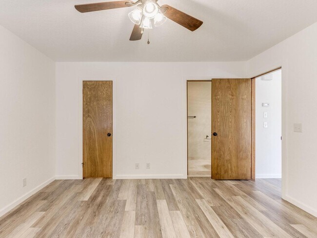 Building Photo - Beautiful 3bed/2bath Townhome Available in...