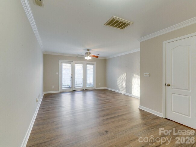 Building Photo - 1224 Green Oaks Ln