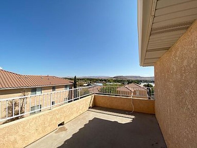 Building Photo - 3 Bedroom, 2 Bathroom Apartment with great...