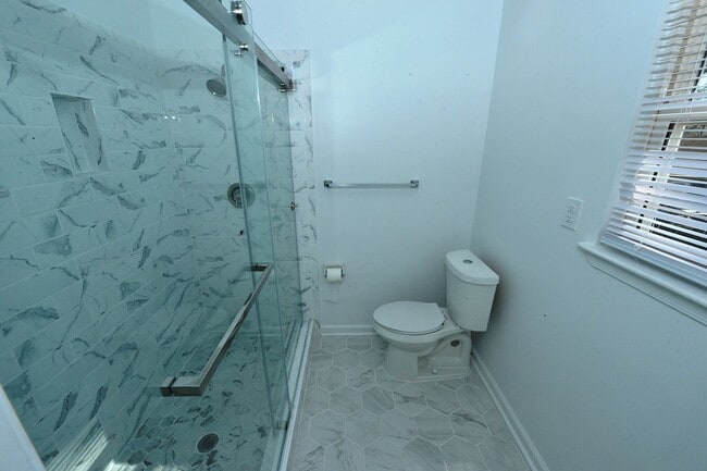 Building Photo - 6 Bedrooms-Little Neck Area