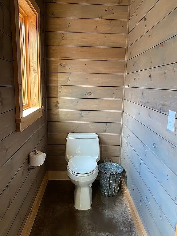 Building Photo - 978 Lakeview Dr