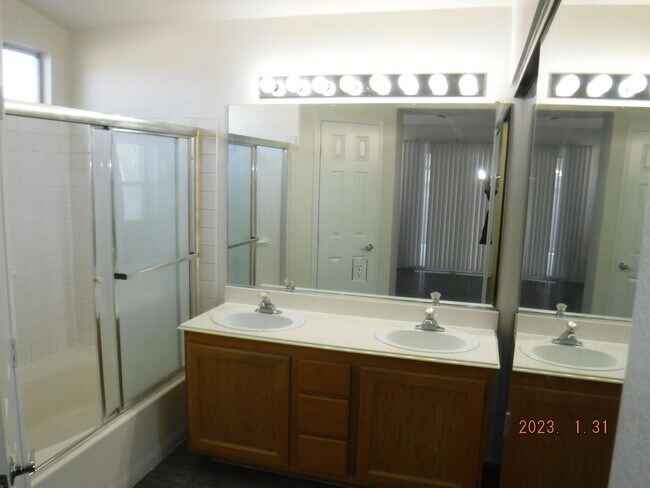 Building Photo - SINGLE STORY HENDERSON HOME WITH THREE BED...