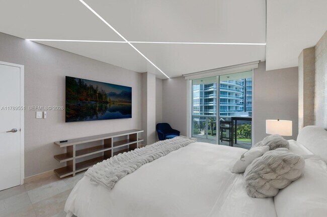Building Photo - 10275 Collins Ave