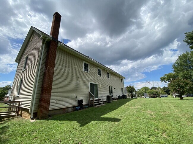 Building Photo - 210 Milford St