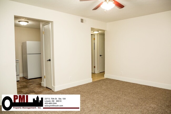 Building Photo - 2 Bedroom and 1 Bathroom Apartment