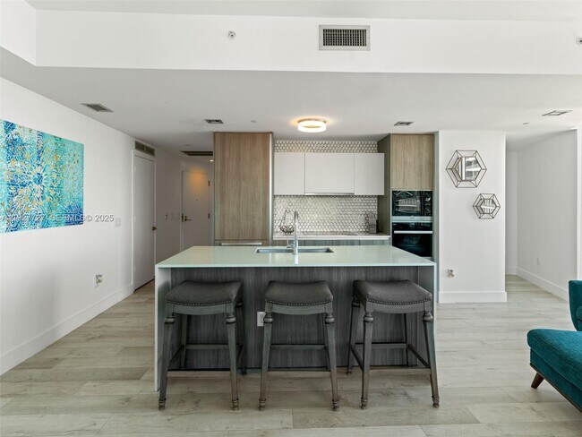 Building Photo - 2900 NE 7th Ave