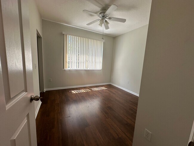 Building Photo - Second Floor 1/1 in Gated Palm Beach Gardens Community