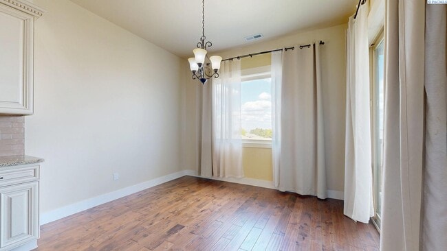 Building Photo - 4 bed, 4 bath home in Kennewick