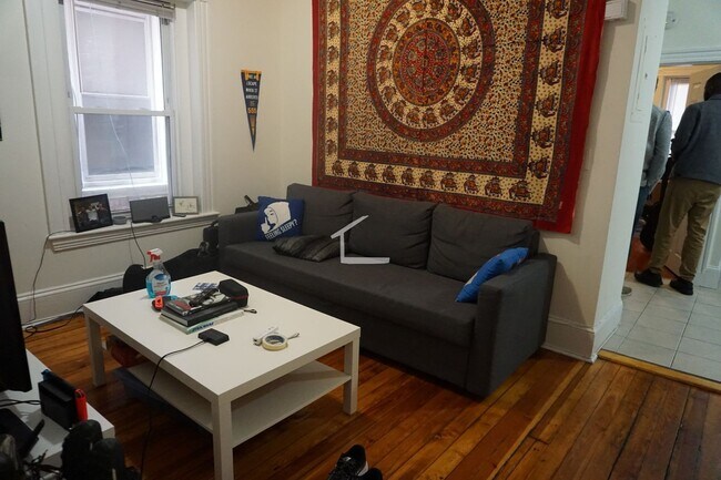 Building Photo - Large 2 bed unit on the Green Line with heat and water included!