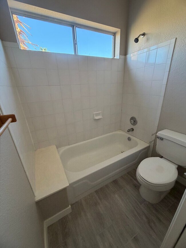 Building Photo - UPDATED BEAUTY IN GARDEN LAKES