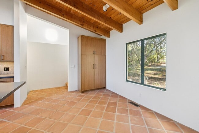 Building Photo - Charming 4BR Home Available in Private Portola Valley Cul de Sac