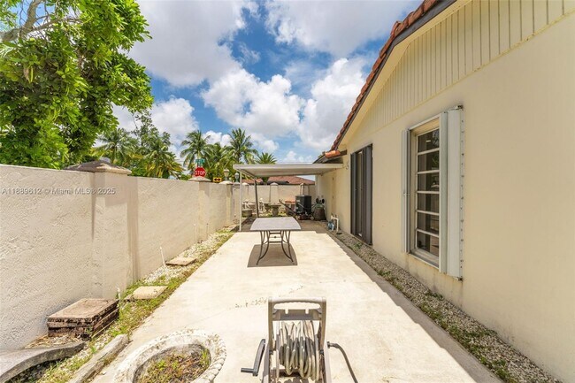Building Photo - 4400 SW 89th Ave