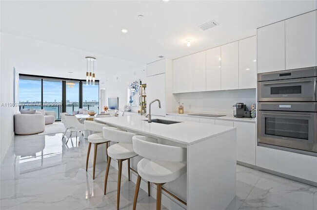 Building Photo - 700 NE 24th St