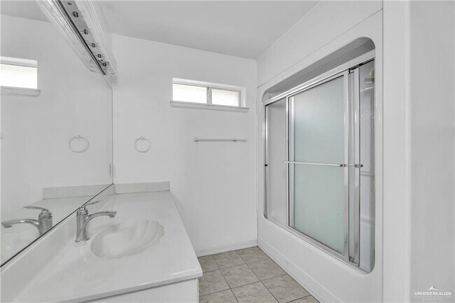 Building Photo - 20 Meadow Way Dr