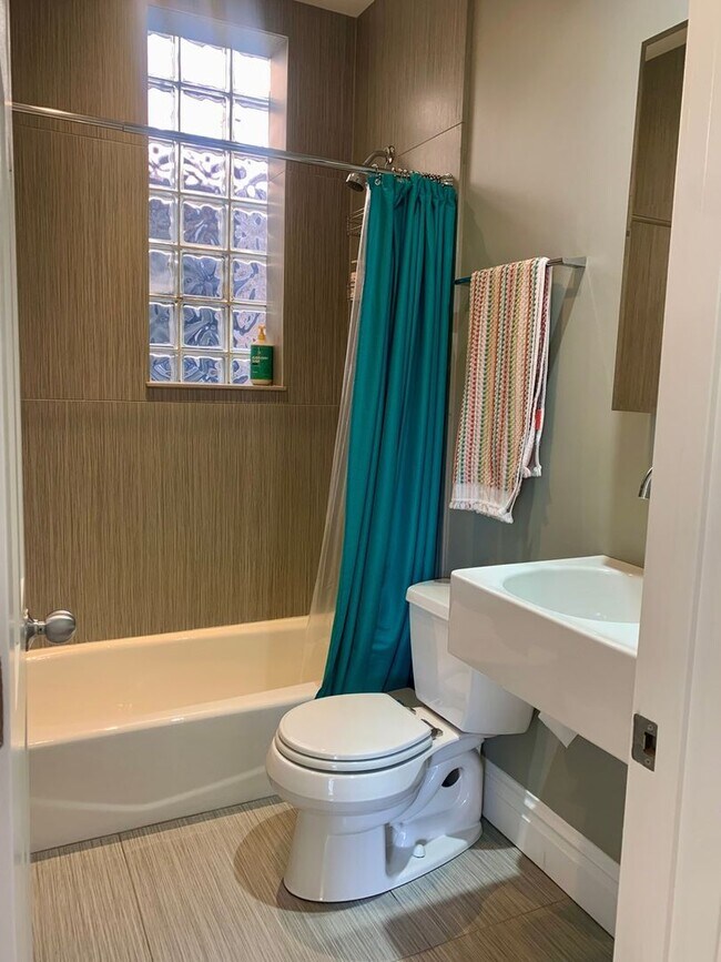 Building Photo - Spacious 3BR Condo in prime Lincoln Park l...