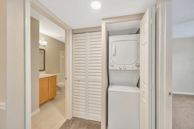 Building Photo - Lake Parsons Green