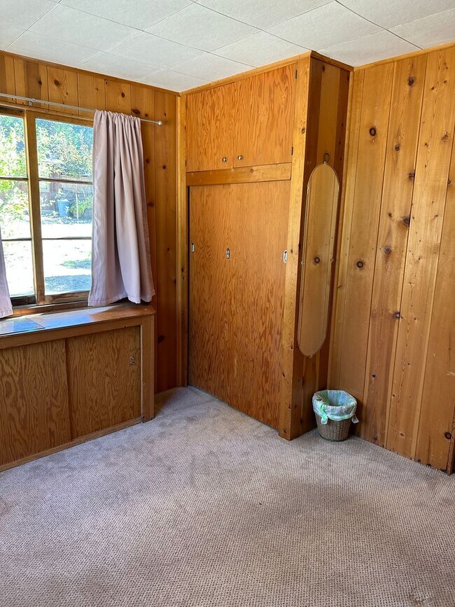 Building Photo - 3 Bedroom 1 Bath