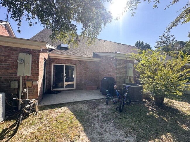 Building Photo - Comfortable and Convenient 3 Bedroom Townh...